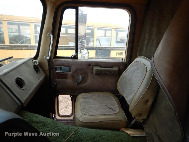 image for item GB9653 1985 International 9670 semi truck