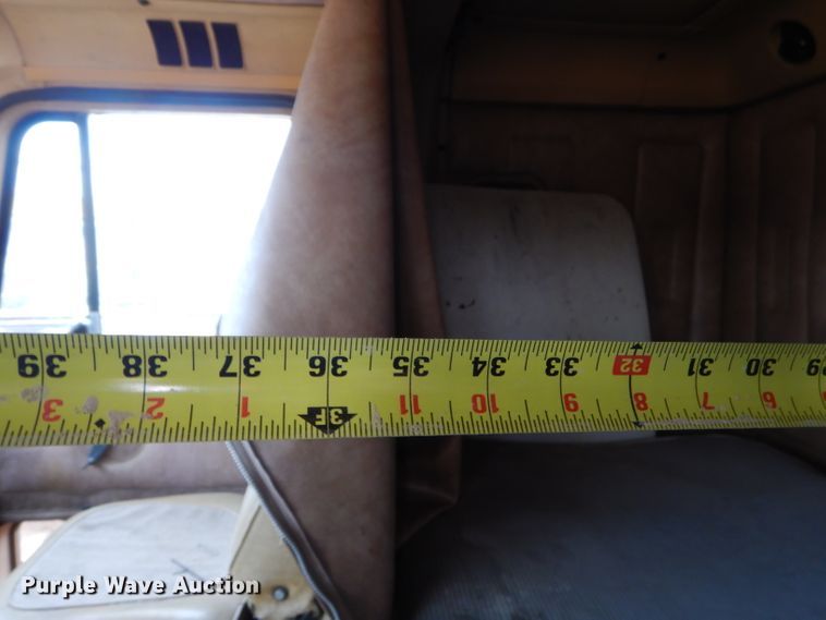 image for item GB9653 1985 International 9670 semi truck