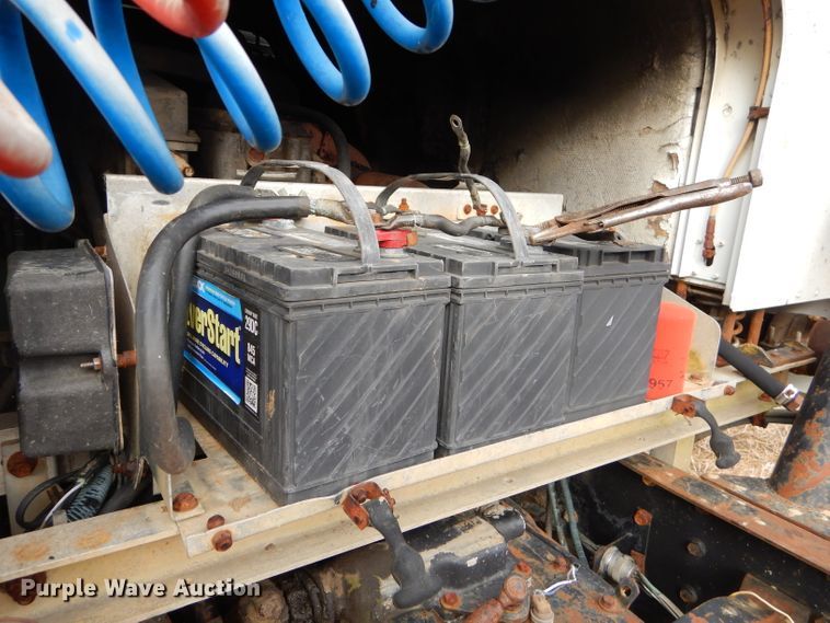 image for item GB9653 1985 International 9670 semi truck