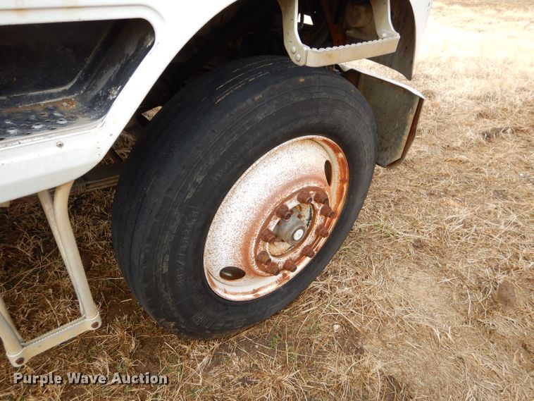 image for item GB9653 1985 International 9670 semi truck