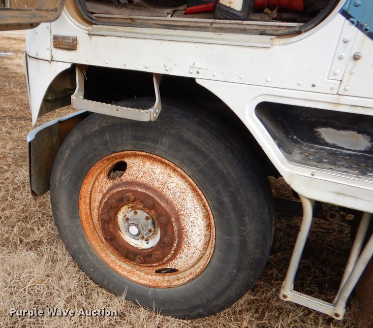 image for item GB9653 1985 International 9670 semi truck