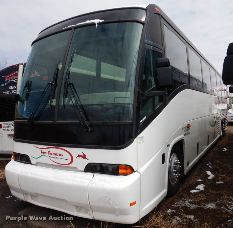 image for item GE9349 2000 MCI 102-EL3 coach bus