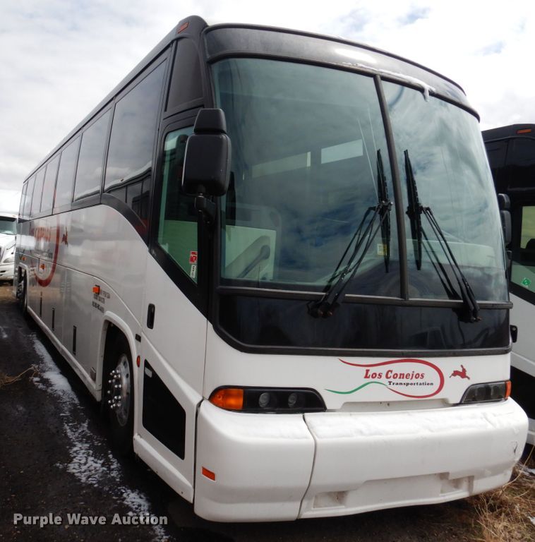 image for item GE9349 2000 MCI 102-EL3 coach bus