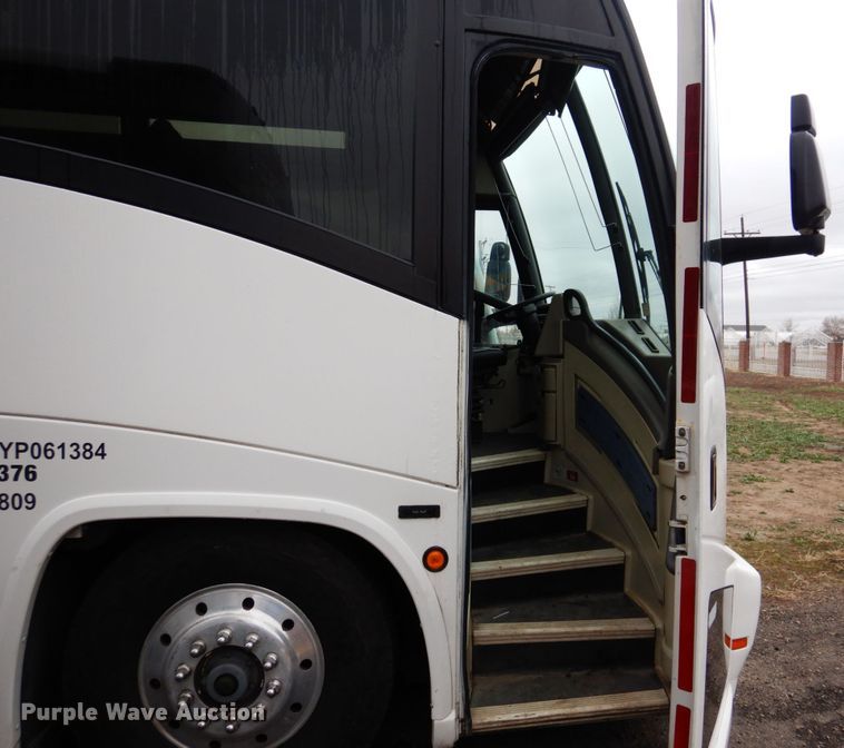 image for item GE9349 2000 MCI 102-EL3 coach bus