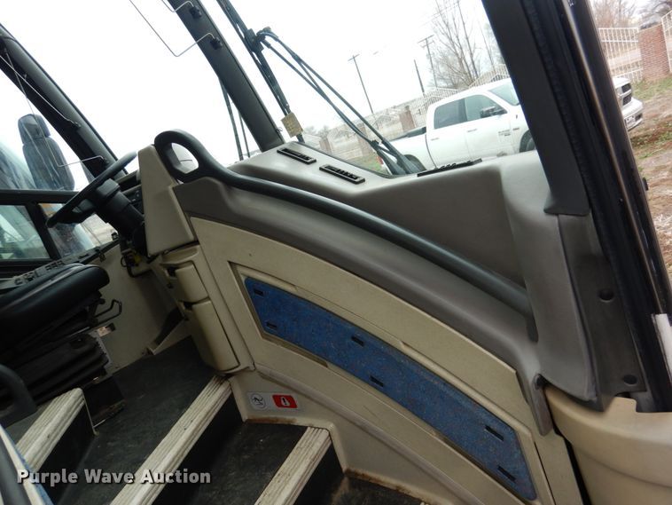 image for item GE9349 2000 MCI 102-EL3 coach bus