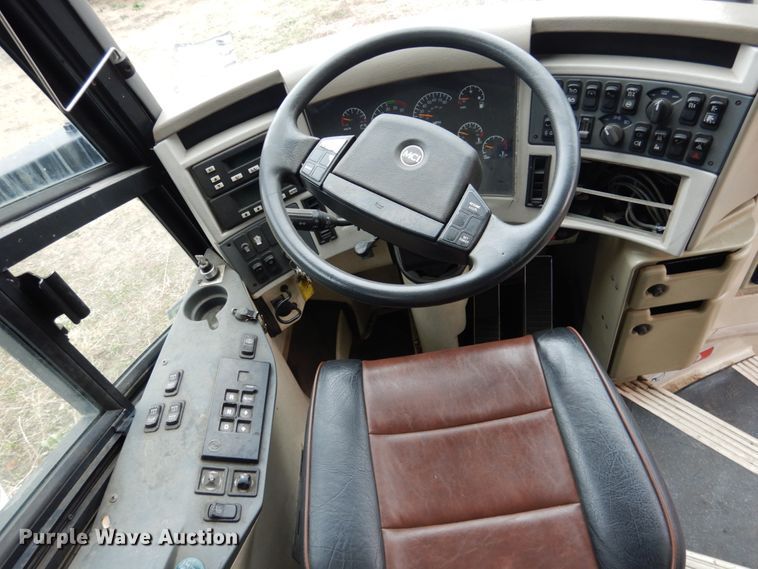 image for item GE9349 2000 MCI 102-EL3 coach bus