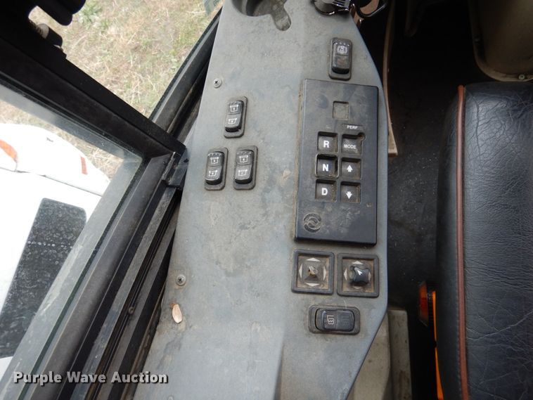 image for item GE9349 2000 MCI 102-EL3 coach bus