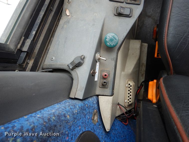 image for item GE9349 2000 MCI 102-EL3 coach bus