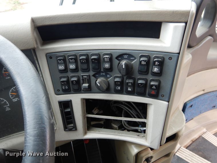 image for item GE9349 2000 MCI 102-EL3 coach bus