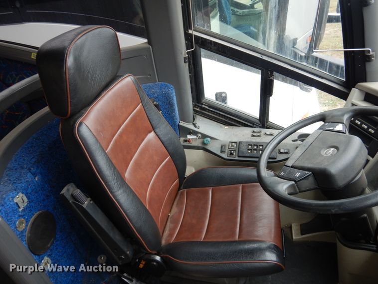 image for item GE9349 2000 MCI 102-EL3 coach bus