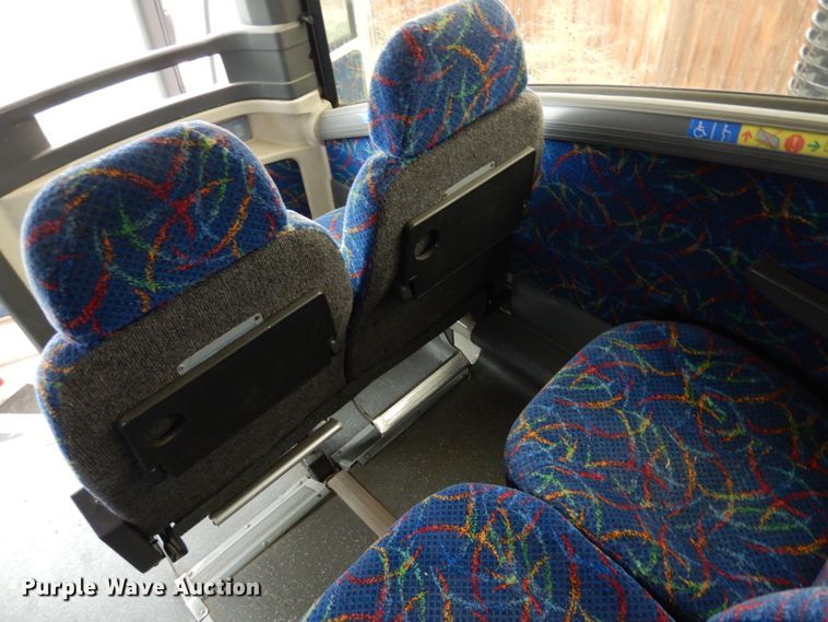 image for item GE9349 2000 MCI 102-EL3 coach bus