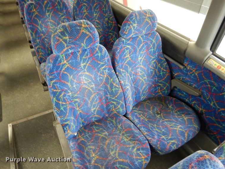 image for item GE9349 2000 MCI 102-EL3 coach bus