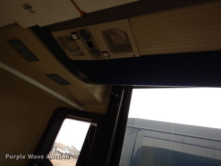 image for item GE9349 2000 MCI 102-EL3 coach bus