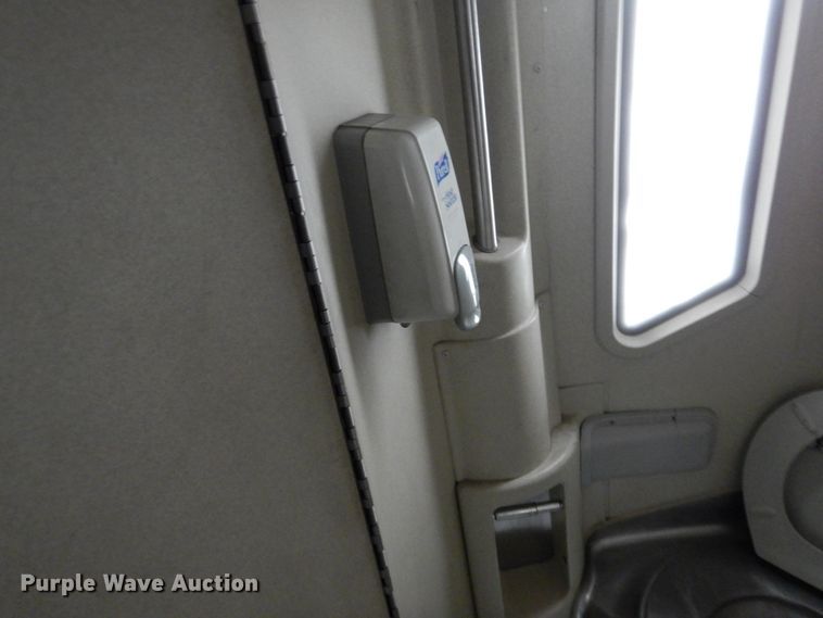 image for item GE9349 2000 MCI 102-EL3 coach bus