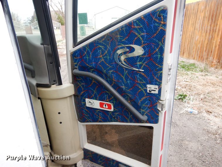 image for item GE9349 2000 MCI 102-EL3 coach bus