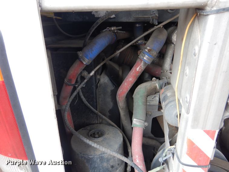 image for item GE9349 2000 MCI 102-EL3 coach bus