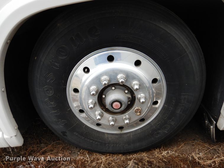 image for item GE9349 2000 MCI 102-EL3 coach bus