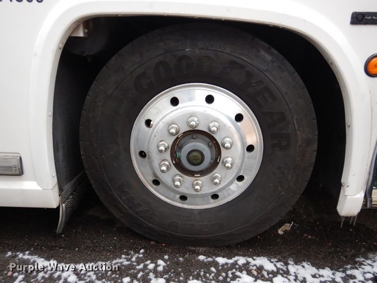 image for item GE9349 2000 MCI 102-EL3 coach bus