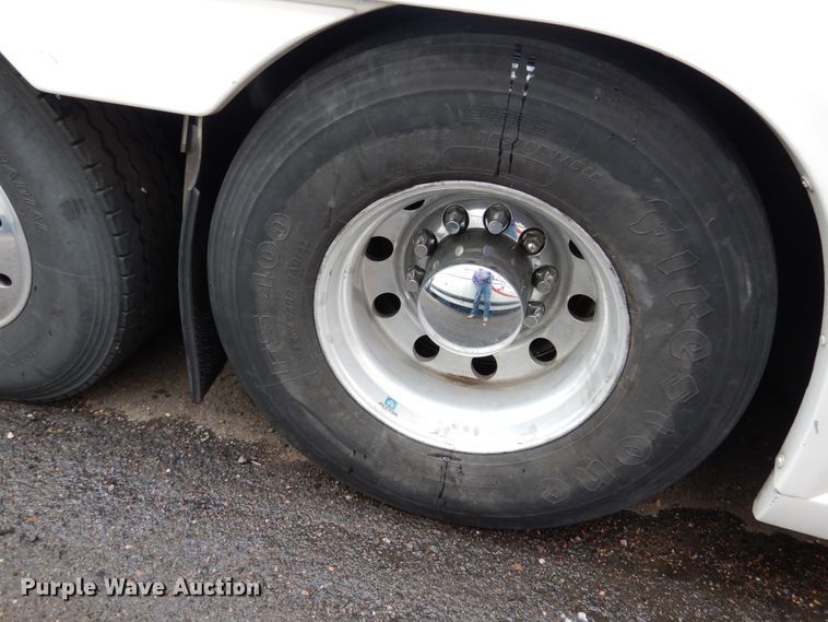 image for item GE9349 2000 MCI 102-EL3 coach bus