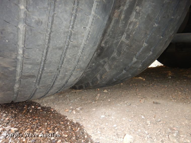 image for item GE9349 2000 MCI 102-EL3 coach bus