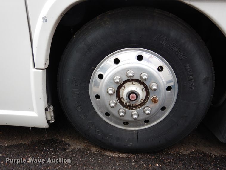 image for item GE9349 2000 MCI 102-EL3 coach bus