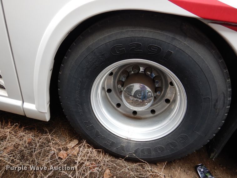 image for item GE9349 2000 MCI 102-EL3 coach bus