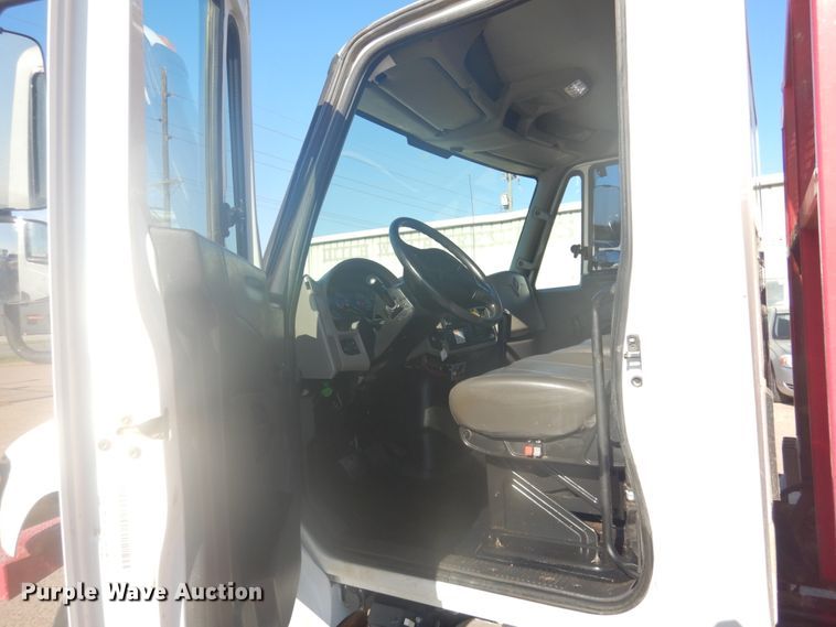 image for item GE9352 2017 International 7300 crane truck