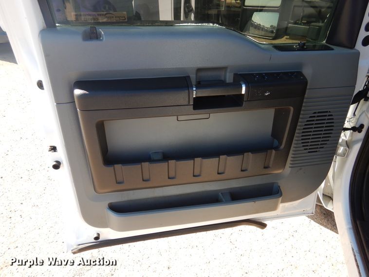 image for item GE9353 2015 Ford F550 Super Duty winch truck