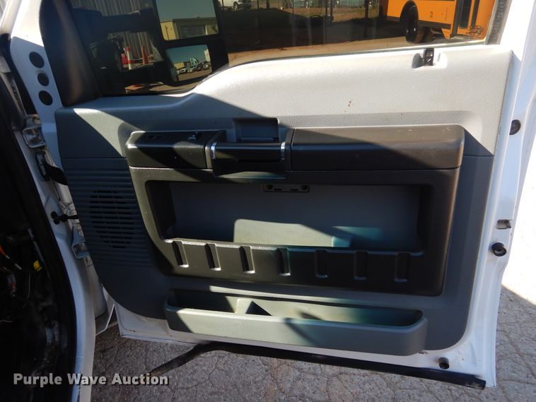 image for item GE9353 2015 Ford F550 Super Duty winch truck