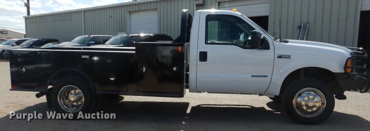 image for item GE9356 2001 Ford F550 Super Duty utility truck