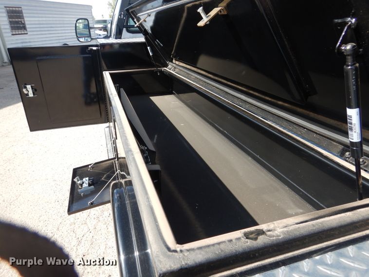 image for item GE9356 2001 Ford F550 Super Duty utility truck