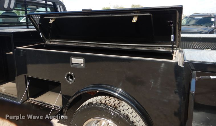 image for item GE9356 2001 Ford F550 Super Duty utility truck