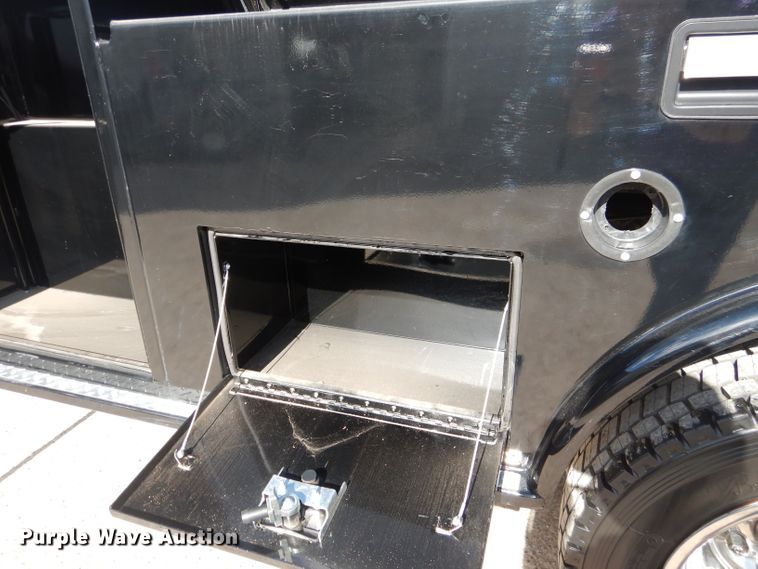 image for item GE9356 2001 Ford F550 Super Duty utility truck