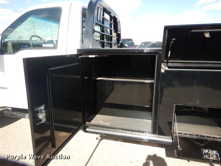 image for item GE9356 2001 Ford F550 Super Duty utility truck