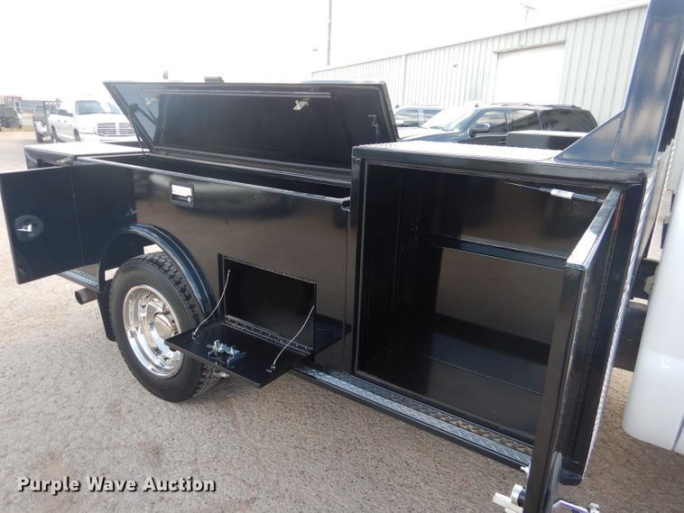 image for item GE9356 2001 Ford F550 Super Duty utility truck