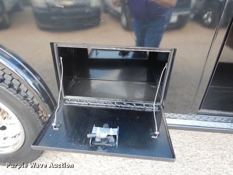 image for item GE9356 2001 Ford F550 Super Duty utility truck