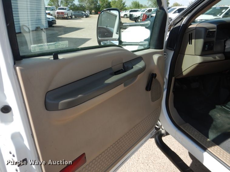 image for item GE9356 2001 Ford F550 Super Duty utility truck