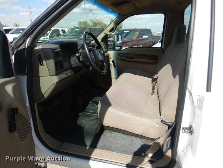 image for item GE9356 2001 Ford F550 Super Duty utility truck