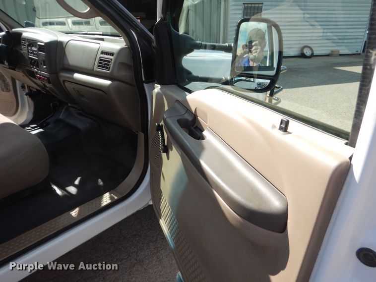 image for item GE9356 2001 Ford F550 Super Duty utility truck