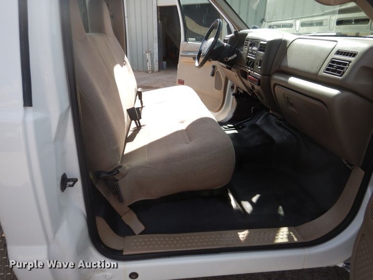 image for item GE9356 2001 Ford F550 Super Duty utility truck