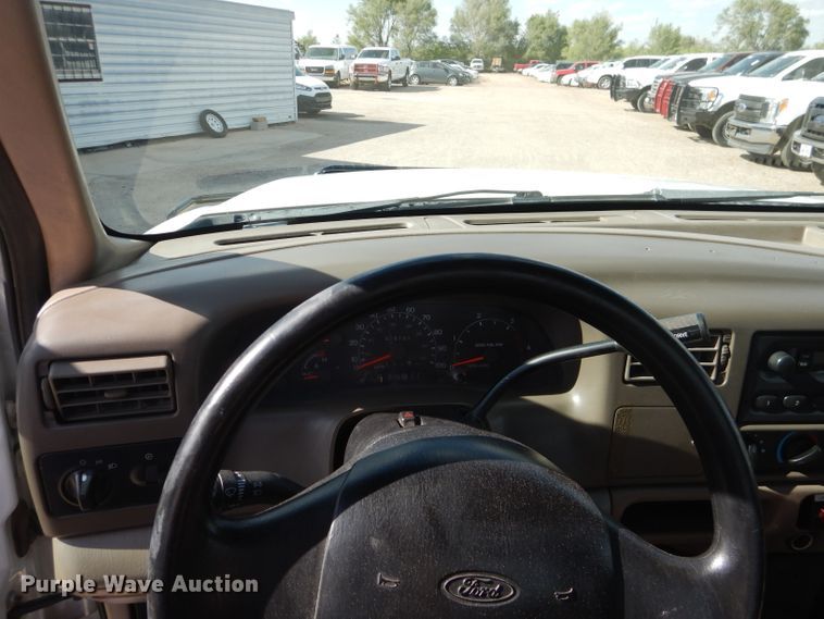 image for item GE9356 2001 Ford F550 Super Duty utility truck