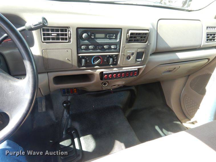 image for item GE9356 2001 Ford F550 Super Duty utility truck