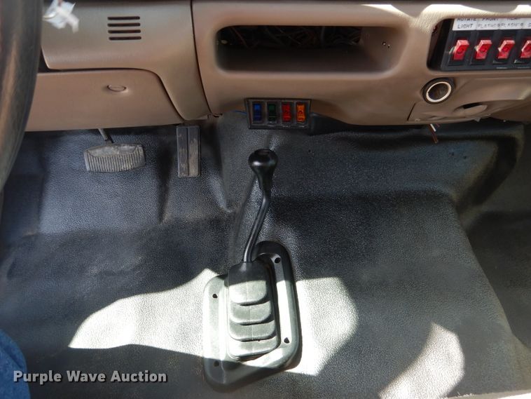 image for item GE9356 2001 Ford F550 Super Duty utility truck