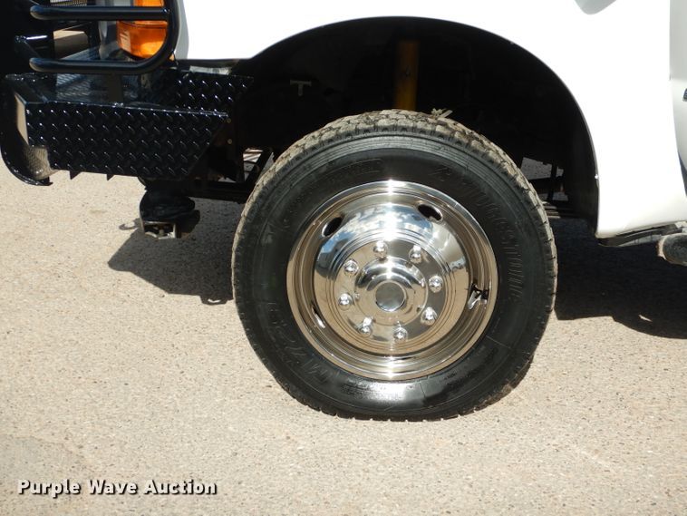 image for item GE9356 2001 Ford F550 Super Duty utility truck