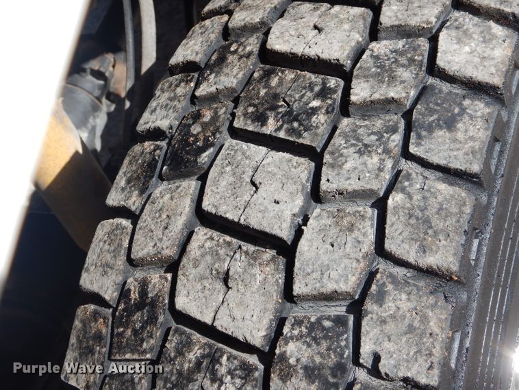 image for item GE9356 2001 Ford F550 Super Duty utility truck