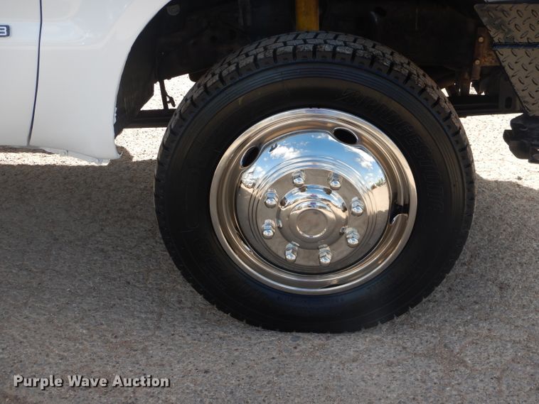 image for item GE9356 2001 Ford F550 Super Duty utility truck