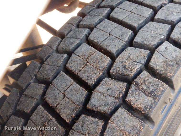 image for item GE9356 2001 Ford F550 Super Duty utility truck