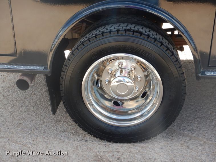 image for item GE9356 2001 Ford F550 Super Duty utility truck