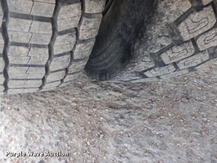 image for item GE9356 2001 Ford F550 Super Duty utility truck