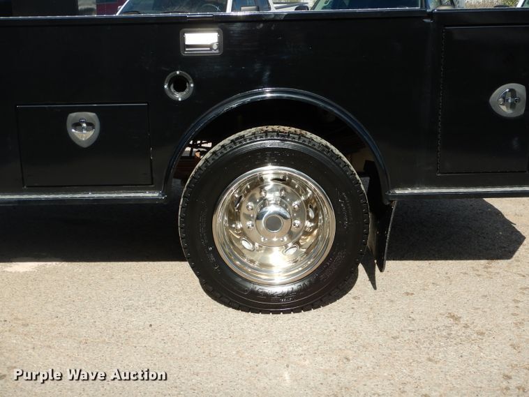 image for item GE9356 2001 Ford F550 Super Duty utility truck